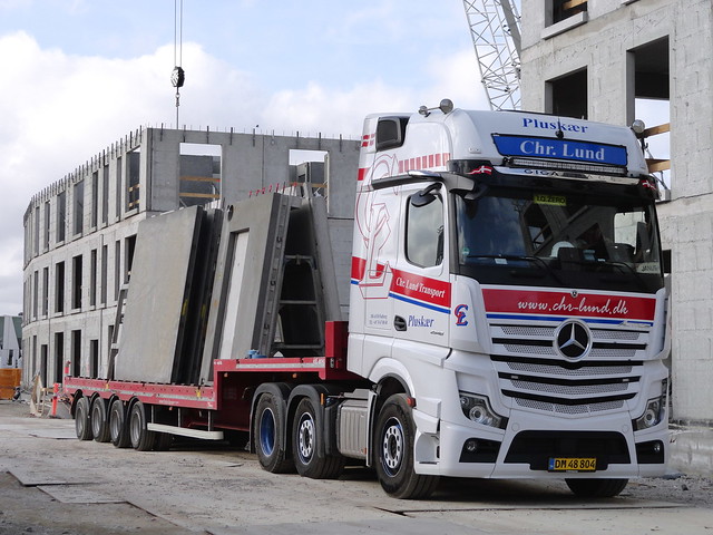 New Mercedes Actros truck DM48804 hauls pre cast concrete building sections