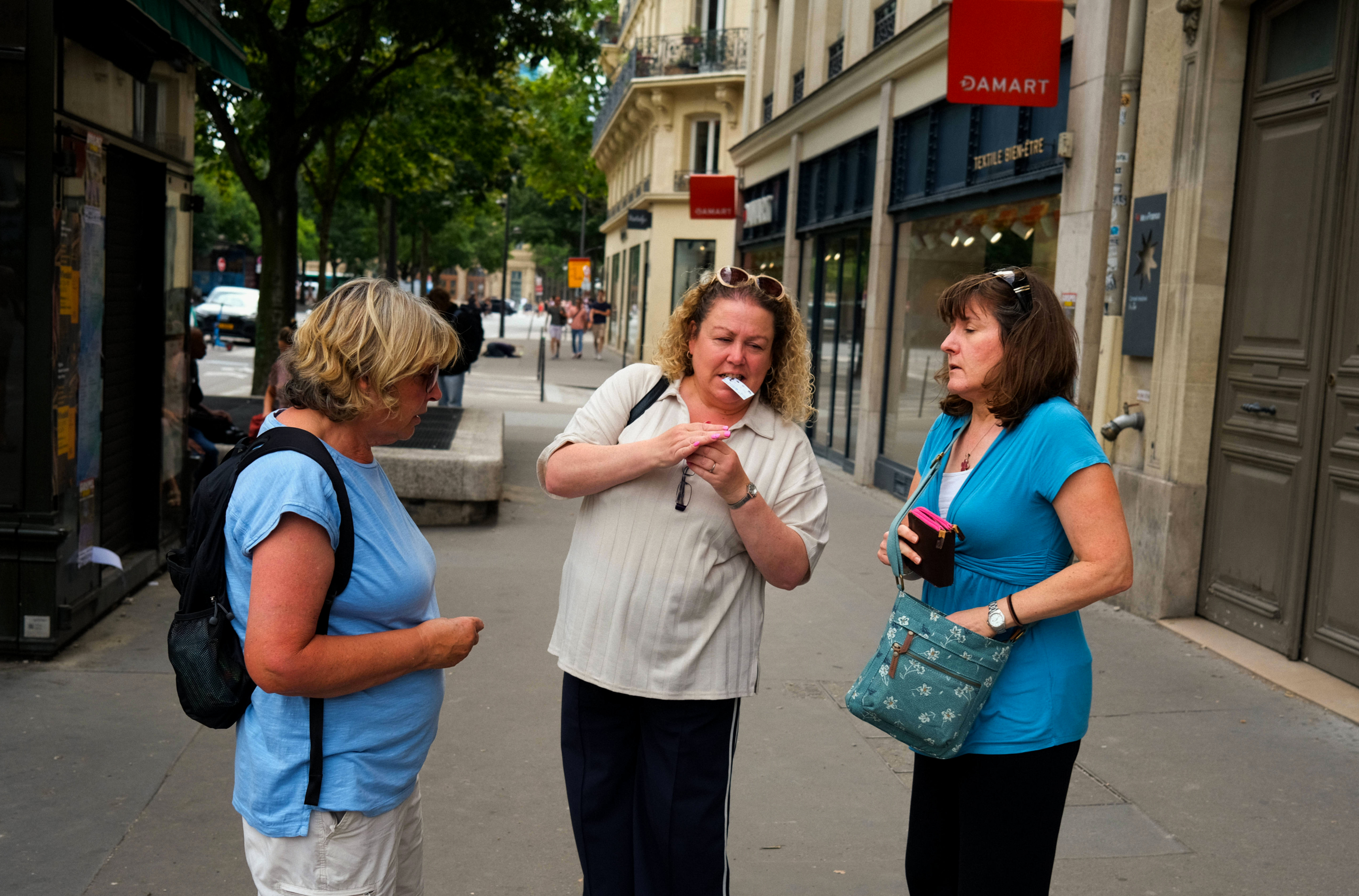 Three women talking Paris | wide image