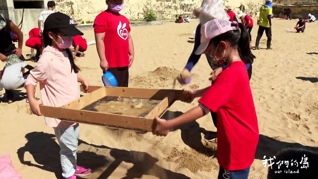 他也舉辦親子篩沙淨灘活動，讓小朋友一邊玩沙一邊篩沙，進行環境教育。