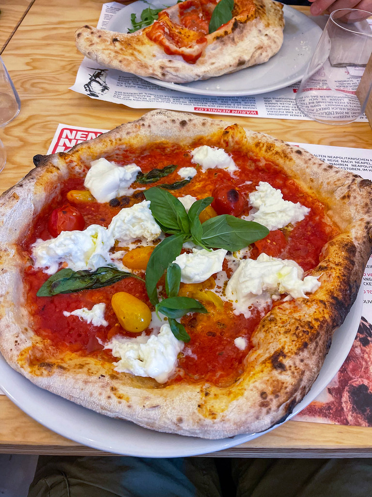Wie beim Italiener: Tomaten-Mozzarella Pizza mit frischem … | Flickr