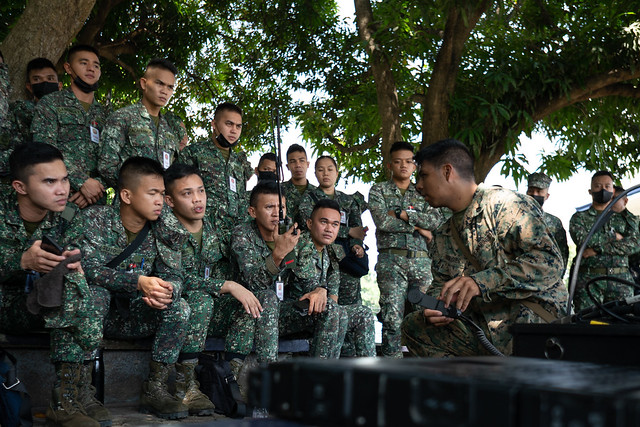 Philippine and U.S. Marines conduct communications training during KAMANDAG 6