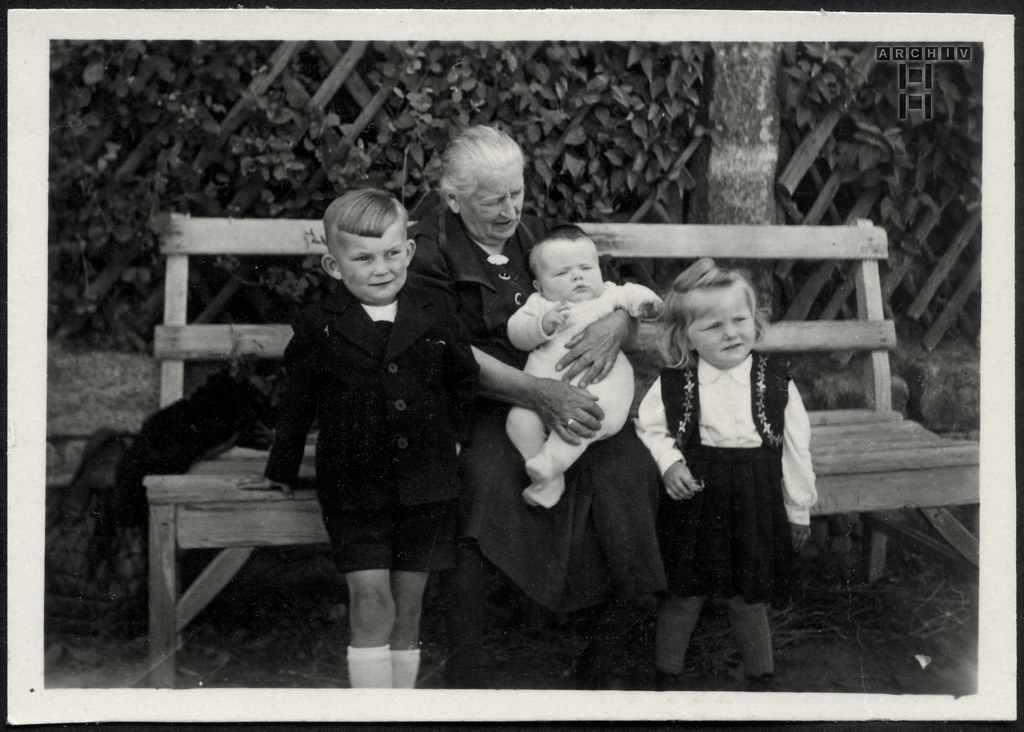 ArchivTappen30Album5d405 Großmutter mit Enkelkinder, Deutschland, 1930er