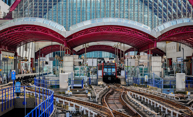 Canary Wharf station, East London カナリー・ワーフ駅、東ロンドン