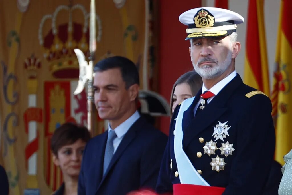 FOTOGRAFÍA. MADRID (ESPAÑA), 12.10.2022. El rey Felipe VI preside el desfile del Día de la Fiesta Nacional, este miércoles, en Madrid, acompañado por la infanta Sofía (2d) y por el presidente del Gobierno, Pedro Sánchez. Efe
