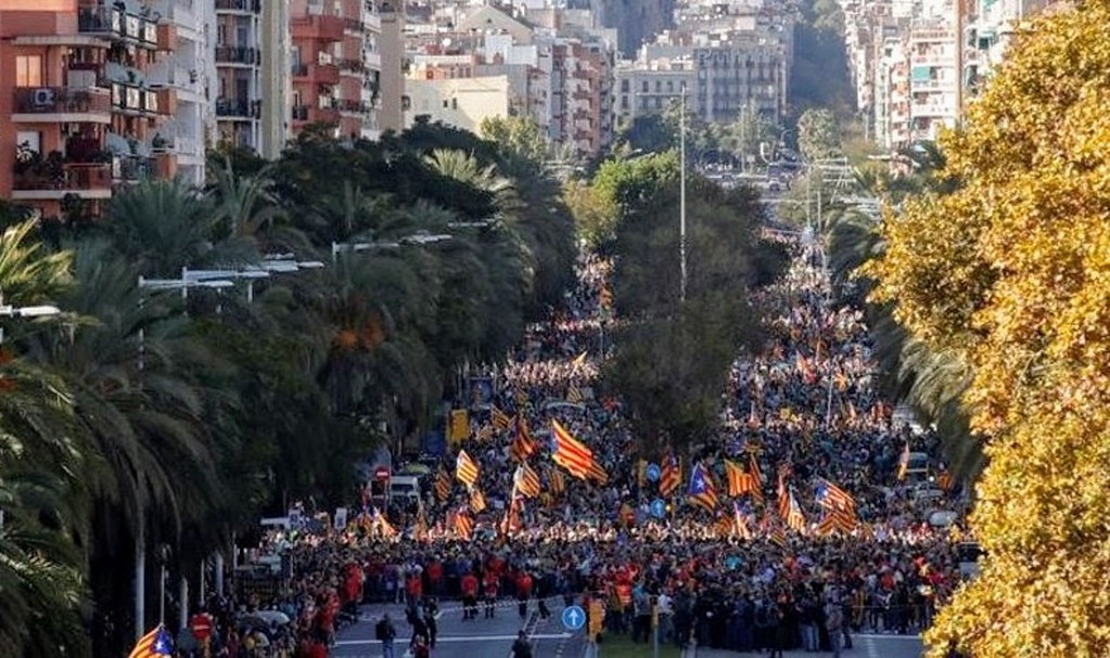 FOTOGRAFÍA. BARCELONA (ESPAÑA), 26.10.2019. Más tarde, los comandos del terrorismo callejero, miembros de la guerrilla urbana amarilla separatista CDR. Efe (5)