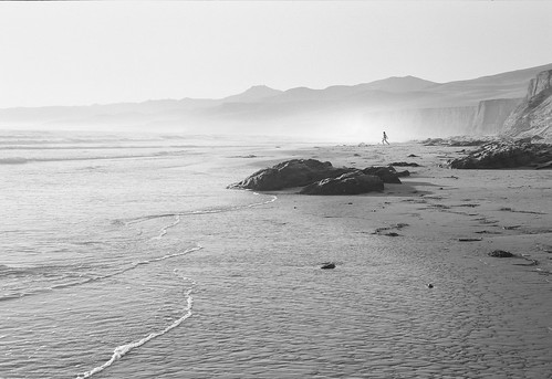 120film film other subject ilfordhp5plusiso400 events daytrips losangeles california usa places jalamabeach publish flickr landscape analog bw beach hills leadinglines ocean