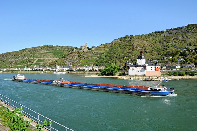 GAVIALIS II (Güterschubleichter, Niederlande, ENI: 02333990), geschoben von GAVIALIS (Gütermotorschiff, Niederlande, ENI: 02325059) als Koppelverband auf dem Rhein flussaufwärts (Oberwesel-Engelsburg, 17.09.2020).