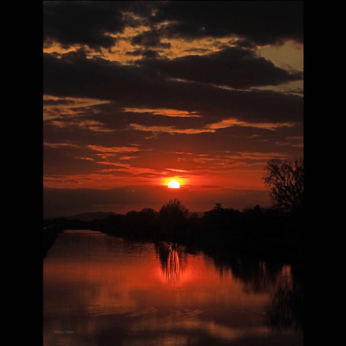 Glowing all around by Robyn Hooz, Quando c'è un bel tramonto, corro vicino agli argini per cercare di specchiare il cielo nei canali e