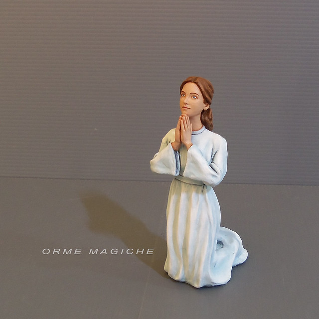 Statuina madonnina semplice in preghiera