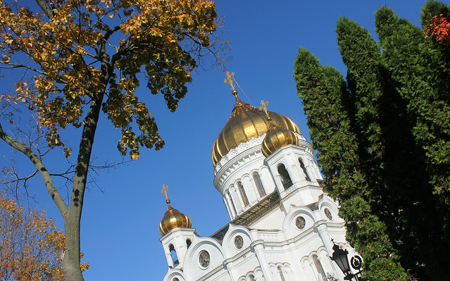 Holy Russia, Autumn Moscow, the view of Cathedral of Christ the Saviour from Soymonovsky Passage, Volkhonka street / Prechistenskaya Embankment, Khamovniki district. Православнаѧ Црковь.