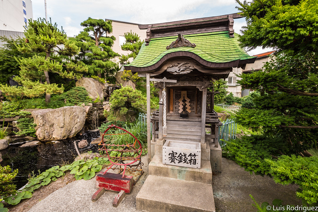 Pequeño altar en el jardín del santuario Hirota