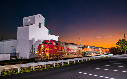 BNSF 712 East by Railfan Dan, The sun sets on another day for the BNSF Aurora Subdivision as Fakebonnet 712 blasts through Waterma