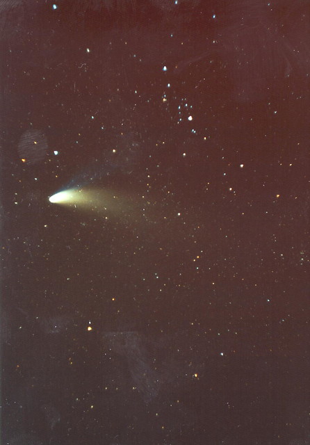 VCSE - Simonkay Ferenc felvétele a C/1995 O1 (Hale-Bopp) híres üstökösről 1997. április 8-án 19:21 UT-kor készült f/2,8, 58mm fókuszú Zenit fényképezőgéppel,, Fujicolor 400 színes filmre, 3 perc expozíciós idővel. A felvétel az AAK http://alpha.dfmk.hu oldaláról származik.