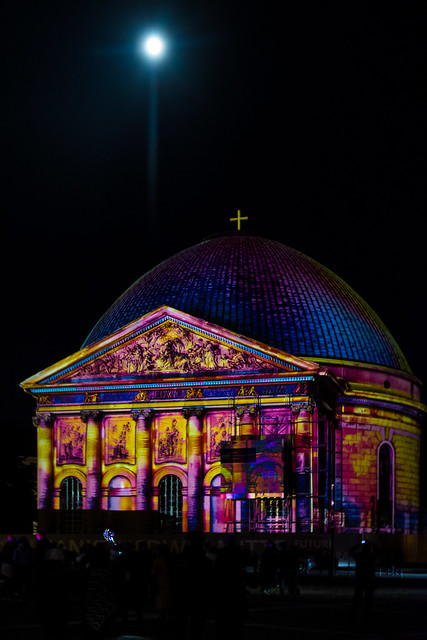 Die St.-Hedwigs-Kathedrale während des Festivals of Light 2022