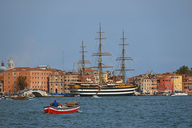 Venezia - Riva San Biasio  / A beautiful sailboat 