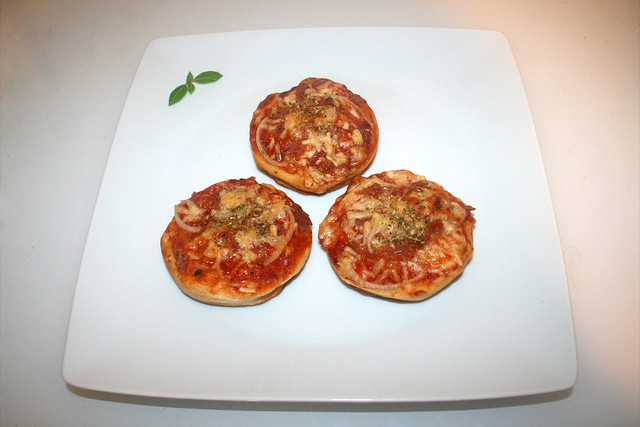 Mini Pizza Salami - Served / Serviert