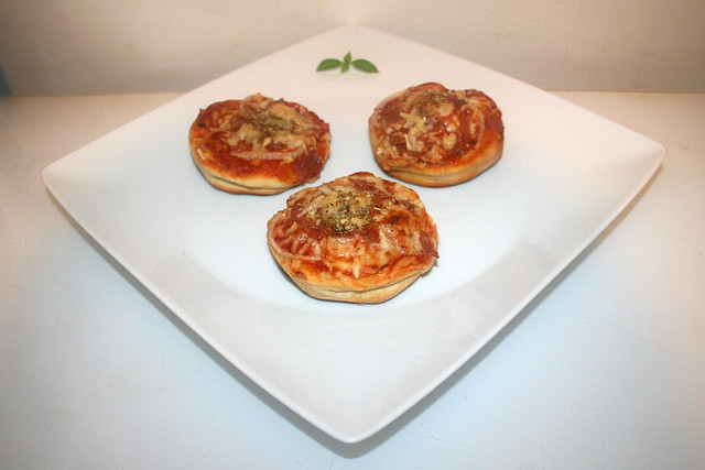 Mini Pizza Salami - Side view / Seitenansicht
