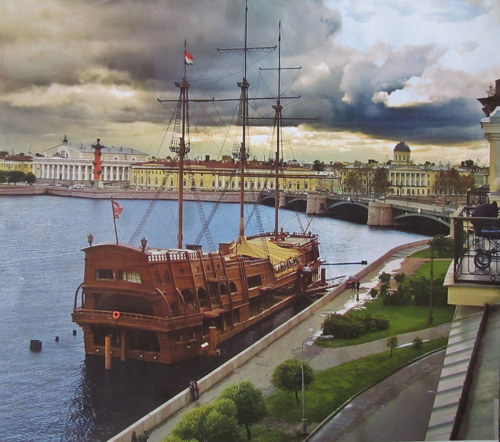 Вид на Неву и Стрелку Васильевского острова в Санкт-Петербурге