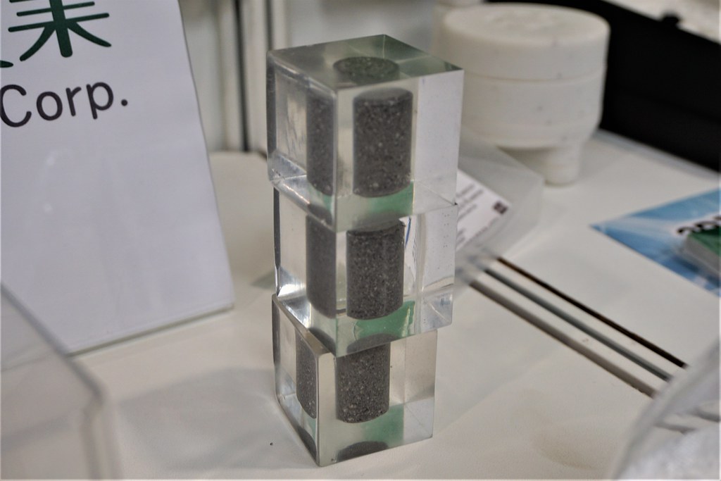 「球形二氧化矽」製成的「壓模膠」原料。攝影：陳昭宏