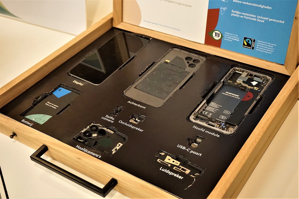 環保手機Fairphone去年推出第四代，同樣主打零建好裝卸、塑膠100%採用再生料，且軟硬體都能持續更新，減少手機淘汰率。攝影：陳昭宏