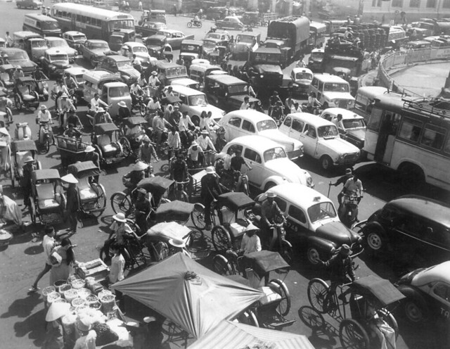 Vietnam Traffic 1969 - Xe cộ lưu thông trên vòng xoay trước chợ Bến Thành