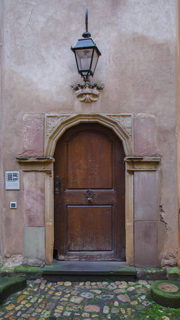 La petite porte à la couronne de l'Hôtel Rathsamhausen