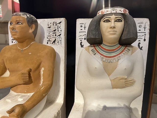 Estatuas de Rahotep y Nofret en el Museo Egipcio de El Cairo