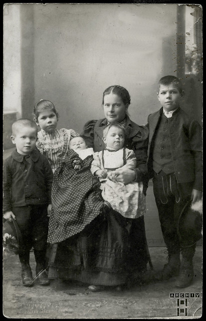 ArchivTappen30(1A)484 Mutter mit den Kindern, Weyer, Österreich, 1920er