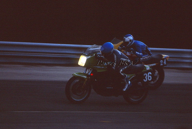 Kawasaki GPZX 750 (36) des Français R. Moisset, T. Rouvière et P. Laillet réalisent une course régulière et se classent 13°, la Yamaha XJ 750 (24) des Allemands Hafner et Osendorfer terminent 16°.