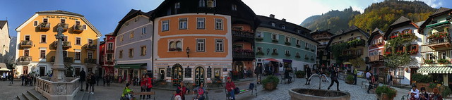 Nice day @ Hallstatt central square.