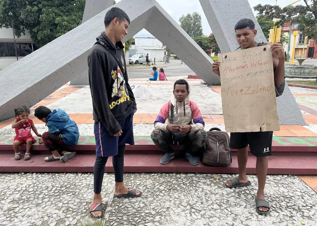 FOTOGRAFÍA. SAN PEDRO TAPANATEPEC (OAXACA) MÉXICO, 17.10.2022. Una familia de inmigrantes ilegales de origen venezolano permanecen el 17 de octubre de 2022. Efe