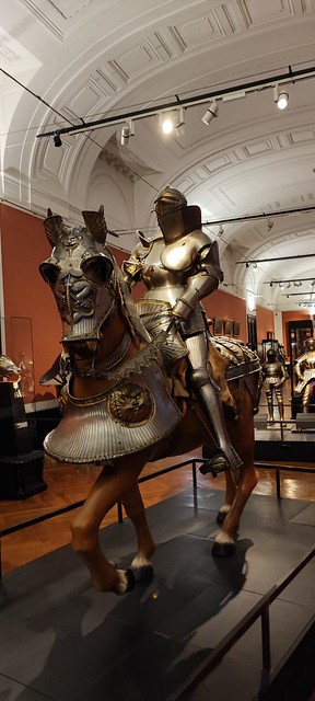 תצוגות תערוכות מוזיאון העולם בוינה  שריון אבירים במוזיאון האתנולוגי וינה ביקור במוזאון אסף הניגסברג weltmuseum wien