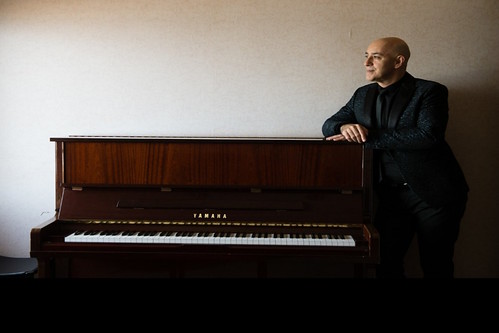 Imagen promocional del pianista Augusto Báez