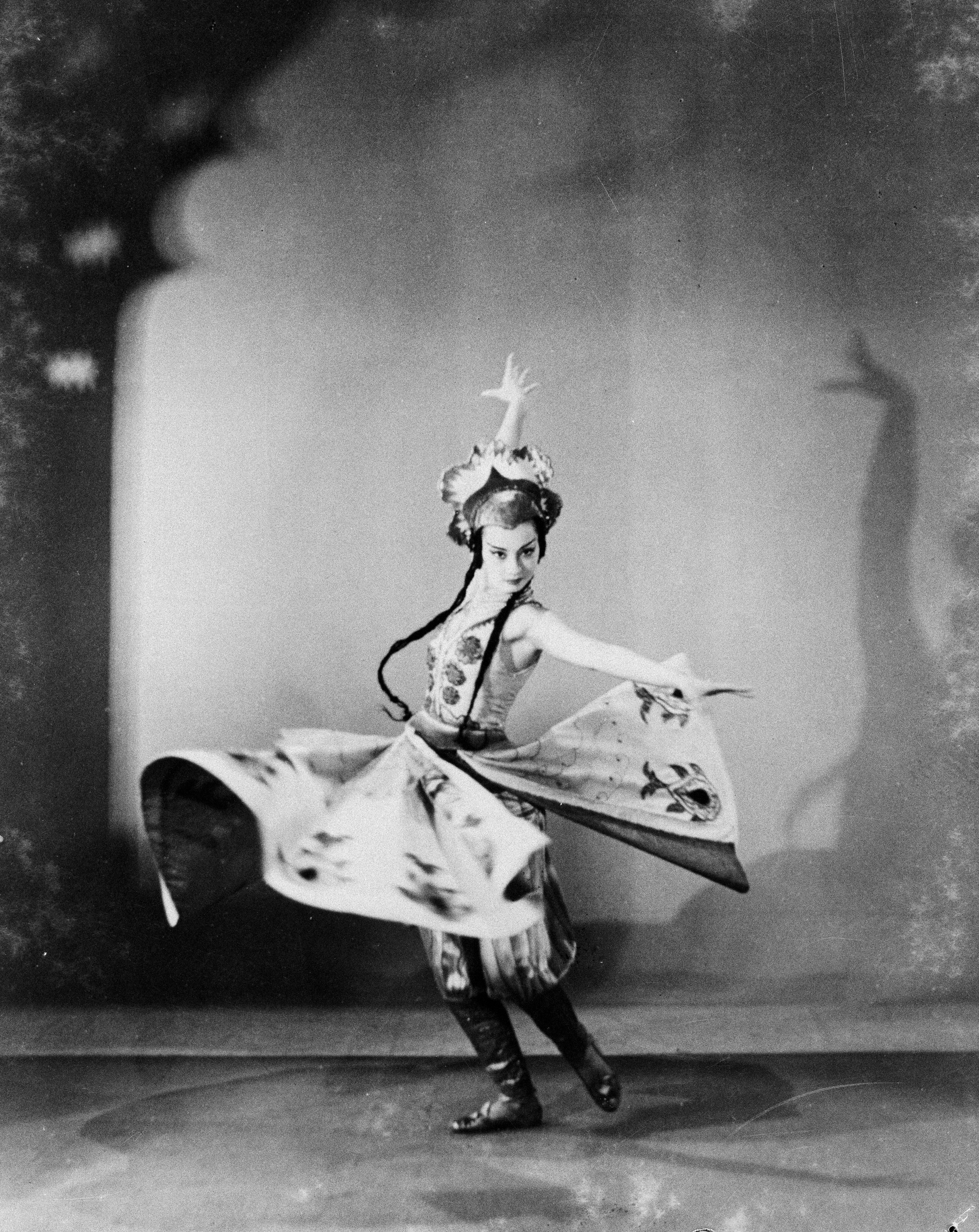 Sono Osato, 'Ballet Russe' dancer, 1939-1940