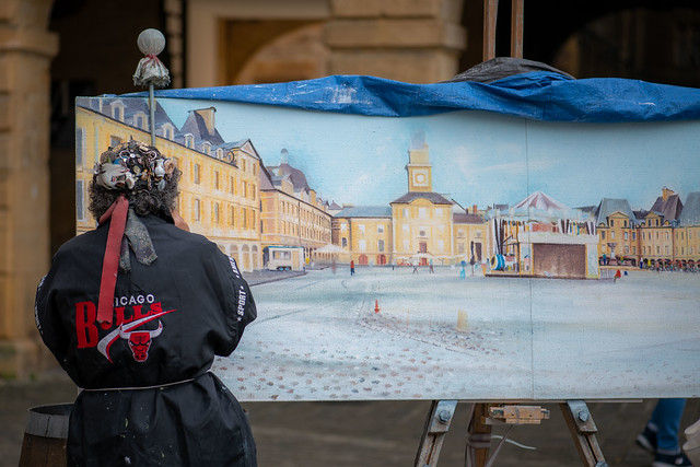 Artiste peintre peignant la place Ducale à Charleville -Mézières