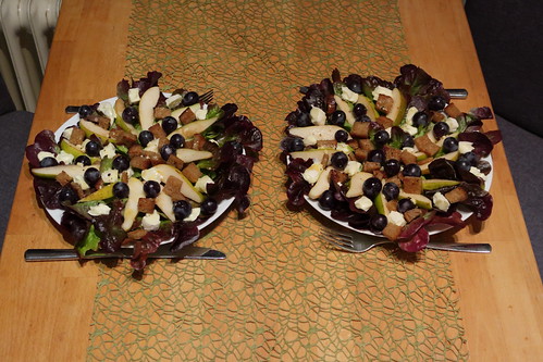 Zwei Teller mit Herbstsalat (= Eichblattsalat mit Birnen, Trauben, Weichkäse und geröstetem Graubrot)