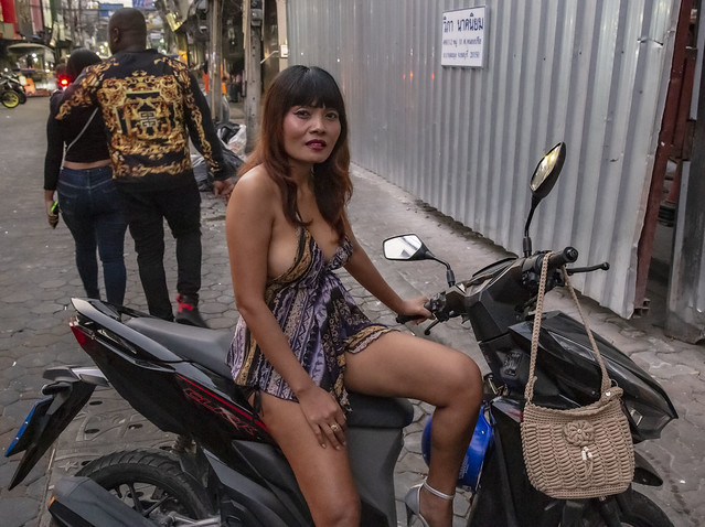 BAR GIRL GOING HOME 5 AM - WALKING STREET - PATTAYA THAILAND