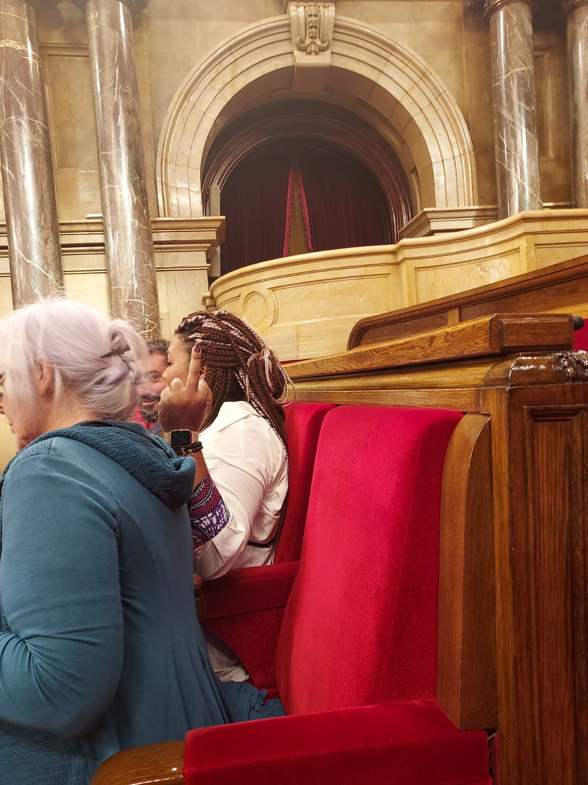 FOTOGRAFÍA. BARCELONA (ESPAÑA), 21.10.2022. La diputada negra ultraseparatista y feminista de CUP, Nogay Ndiaye Mir, dedica una peineta a los españoles. (Ñ Pueblo) (1)
