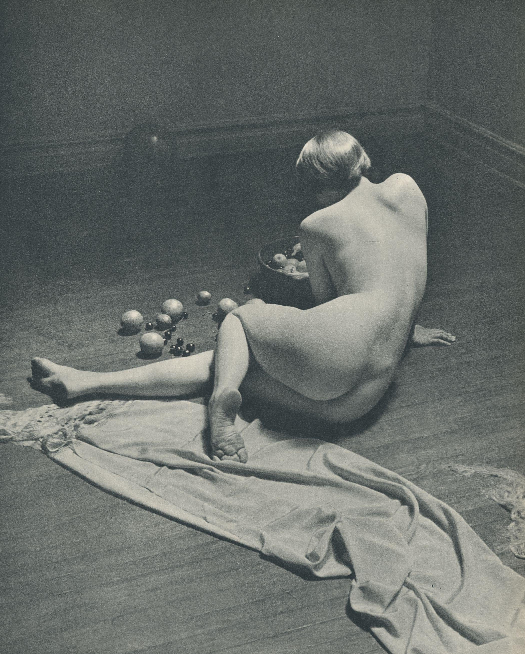 André de Dienes :: Nude, ca. 1950. Photogravure from «The Nude». | src liveauctioneers