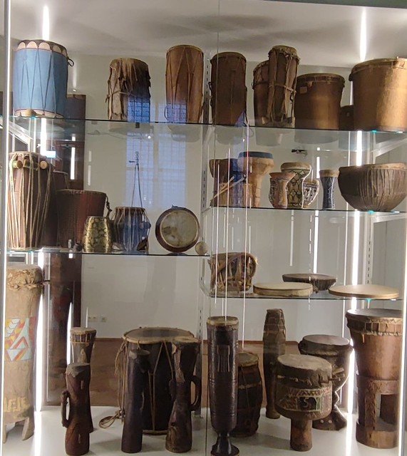 האתרים המומלצים מוזיאון העמים וינה עולם המוסיקה תערוכת כלי נגינה תערוכה כלים לנגינה טיול בוינה אסף הניגסברג  weltmuseum vienna