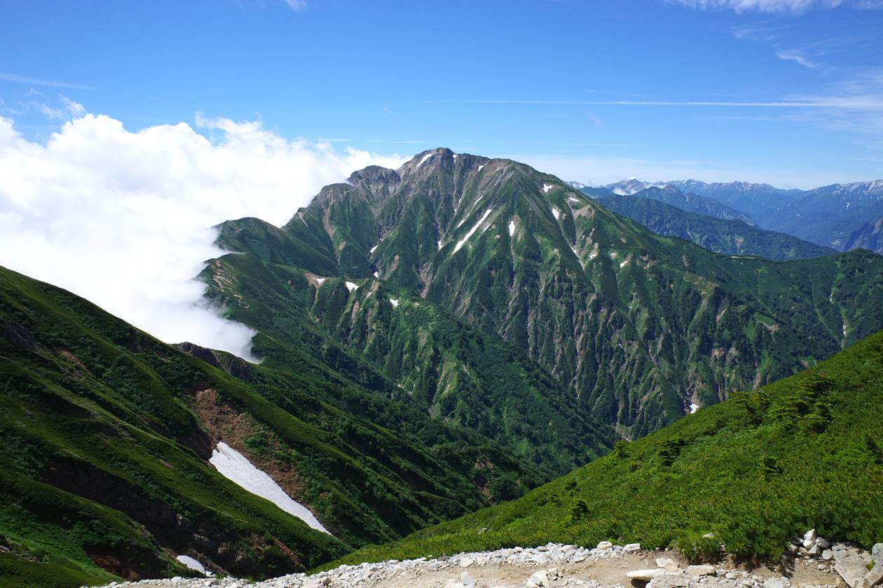【北アルプス】唐松岳山頂から眺める五竜岳