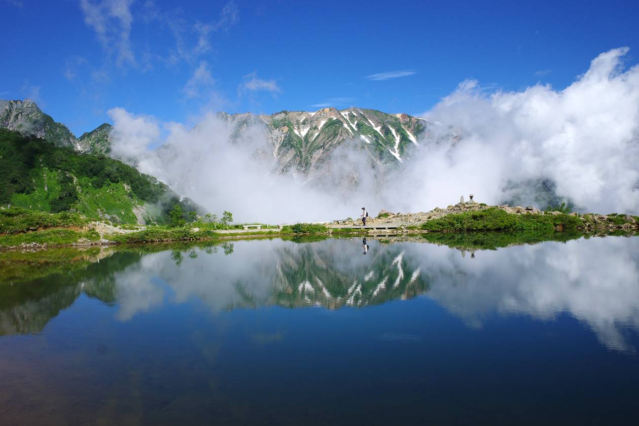 【北アルプス】唐松岳・八方池　鏡の水面に映る白馬岳