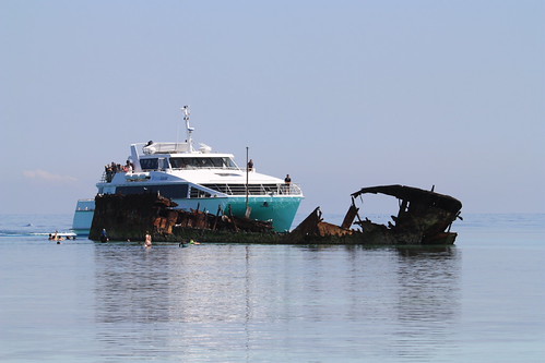 Vessel - The Heron Islander arriving at Heron Island | by Garry Sanders