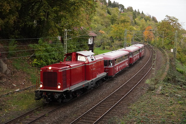V100 1019 auf der Panoramabahn beim Heslacher Bahnhof am 23.10.2022