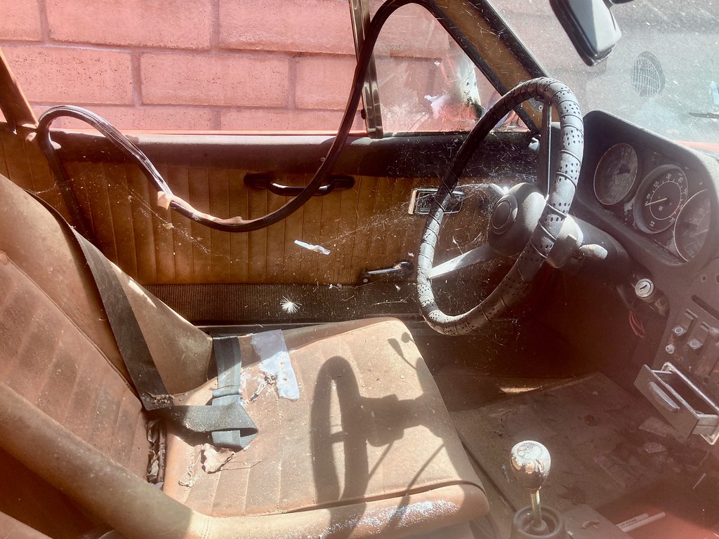 SAAB Sonett III beige interior, driver's seat controls, instruments  IMG_3462