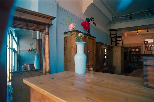 Blue vase, Shop Window, Wandsworth Rd, Clapham, Lambeth, 1989, 89c05-05-31