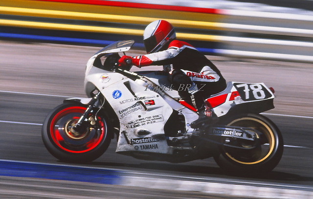 Yamaha FZR 750 F. Haussener, V. Portmann et V. Caluori (CH), cet équipage Suisse après une petite chute finira à une respectable 21° position. Bol d'Or 1987.
