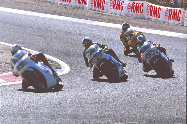Quatuor de Suzuki GSXR, lors des premiers tours, la 69 un équipage Allemand out à 8h40 sur chute, la 32 des Suisses finira 11°, la 16 des Germano Suisses 7° et la 72 finira 12°. Bol d'Or 1987.