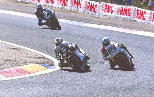 D. Sarron (2), P.E. Samin (7) et H. Moineau (3) lors du premier tour du 51° Bol d'Or. La Honda 2 gagnera, la Kawa 7 abandonnera à 0h30 coussinets de bielles et la Suzuki 3 terminera sur le podium à la 3° place. Bol d'Or 1987.