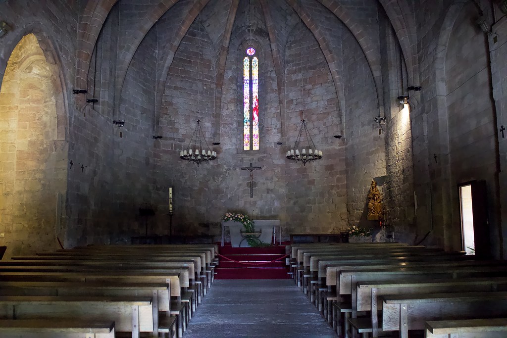 Interior de la iglesia de Pals en Costa Brava
